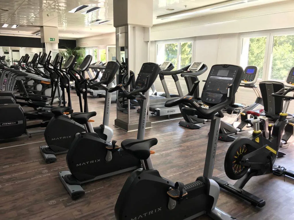 Vélos d'appartement et tapis de course alignés