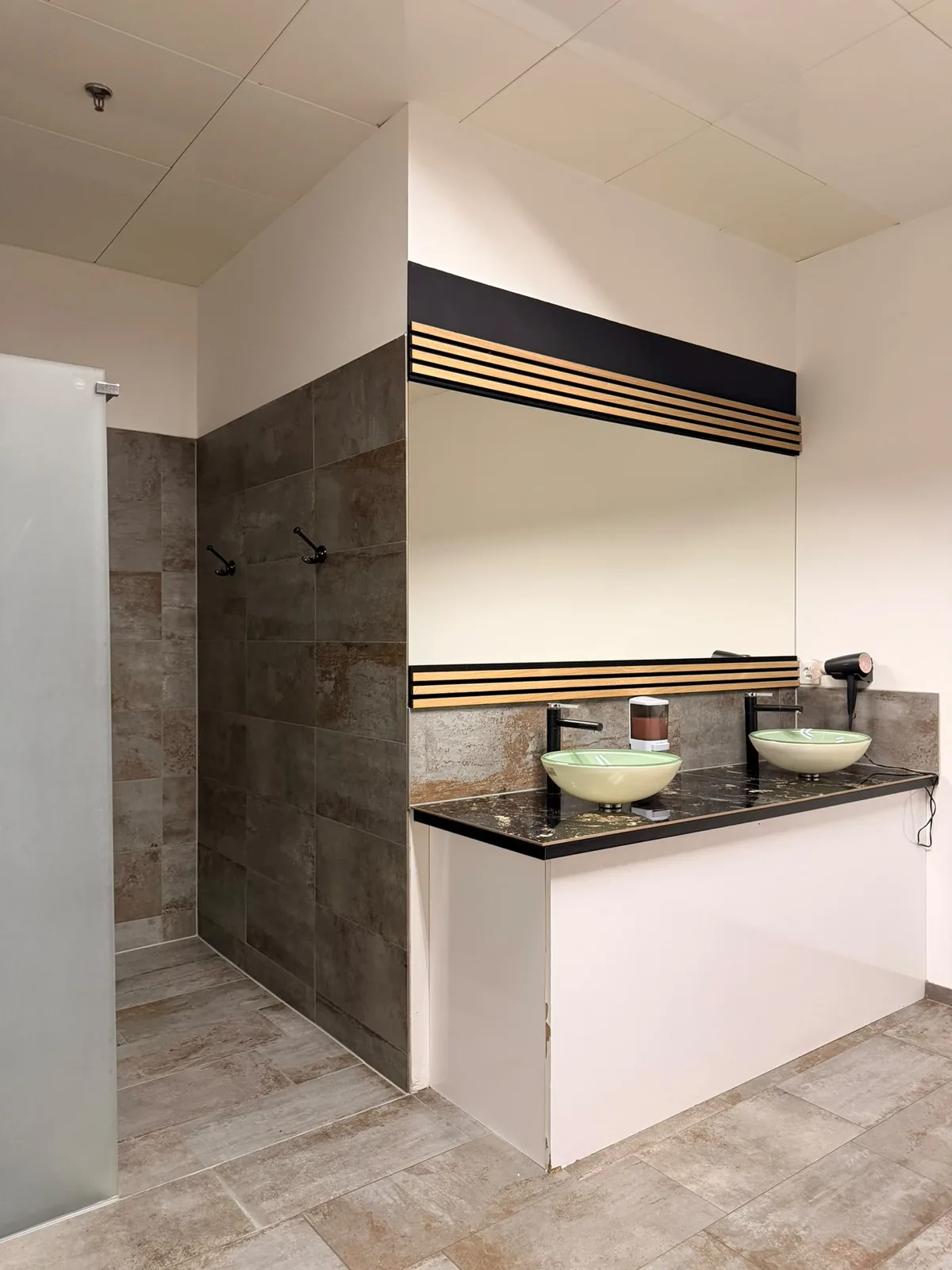 Vestiaire avec bancs en bois, patères et lavabos