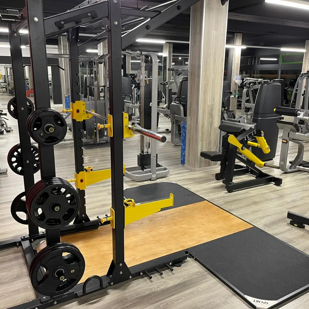 Rack à squat avec disques olympiques et plateforme de soulevé